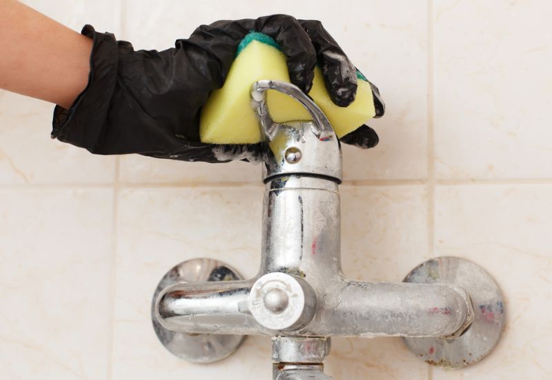 Limescale cleaning using scrubber